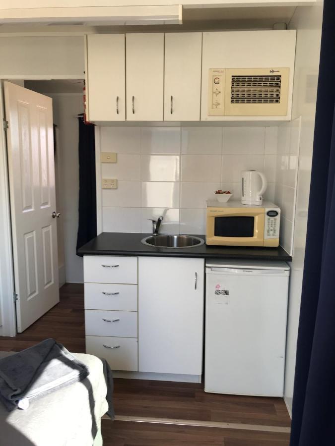Australian Hotel Winton Budget Hotel Accommodation Экстерьер фото