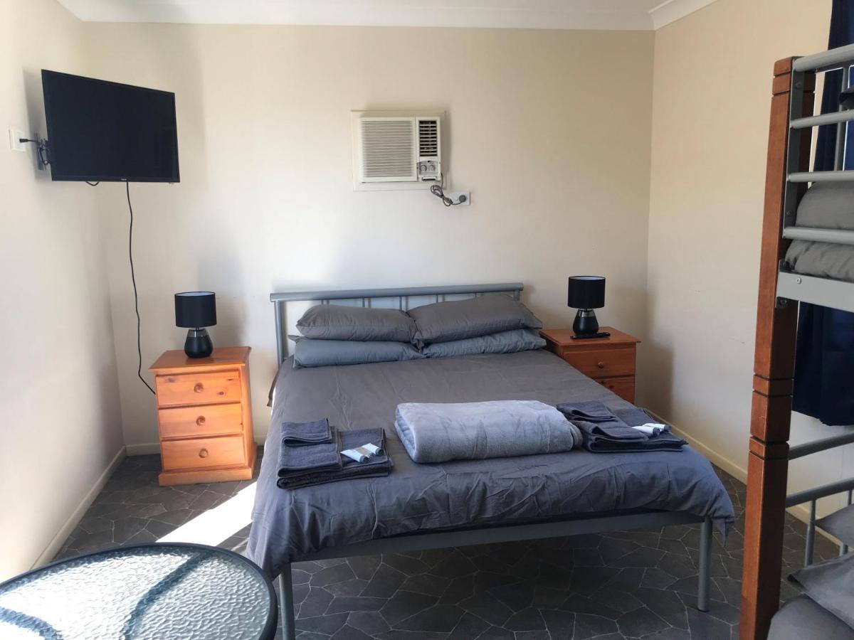 Australian Hotel Winton Budget Hotel Accommodation Экстерьер фото