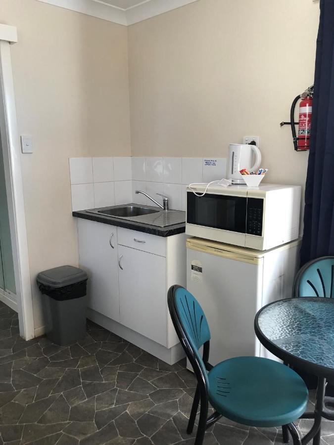Australian Hotel Winton Budget Hotel Accommodation Экстерьер фото