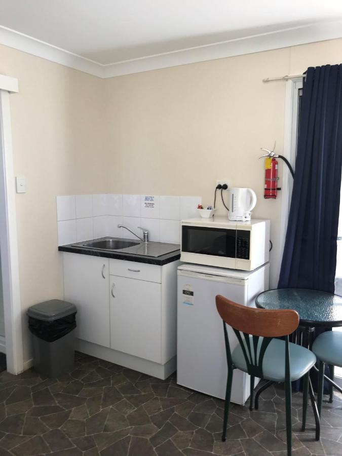 Australian Hotel Winton Budget Hotel Accommodation Экстерьер фото