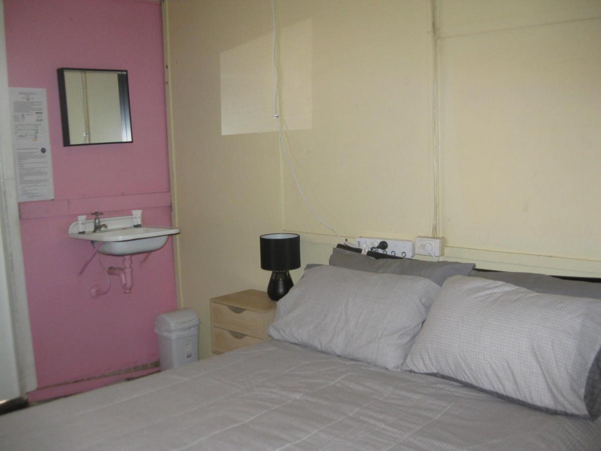 Australian Hotel Winton Budget Hotel Accommodation Экстерьер фото