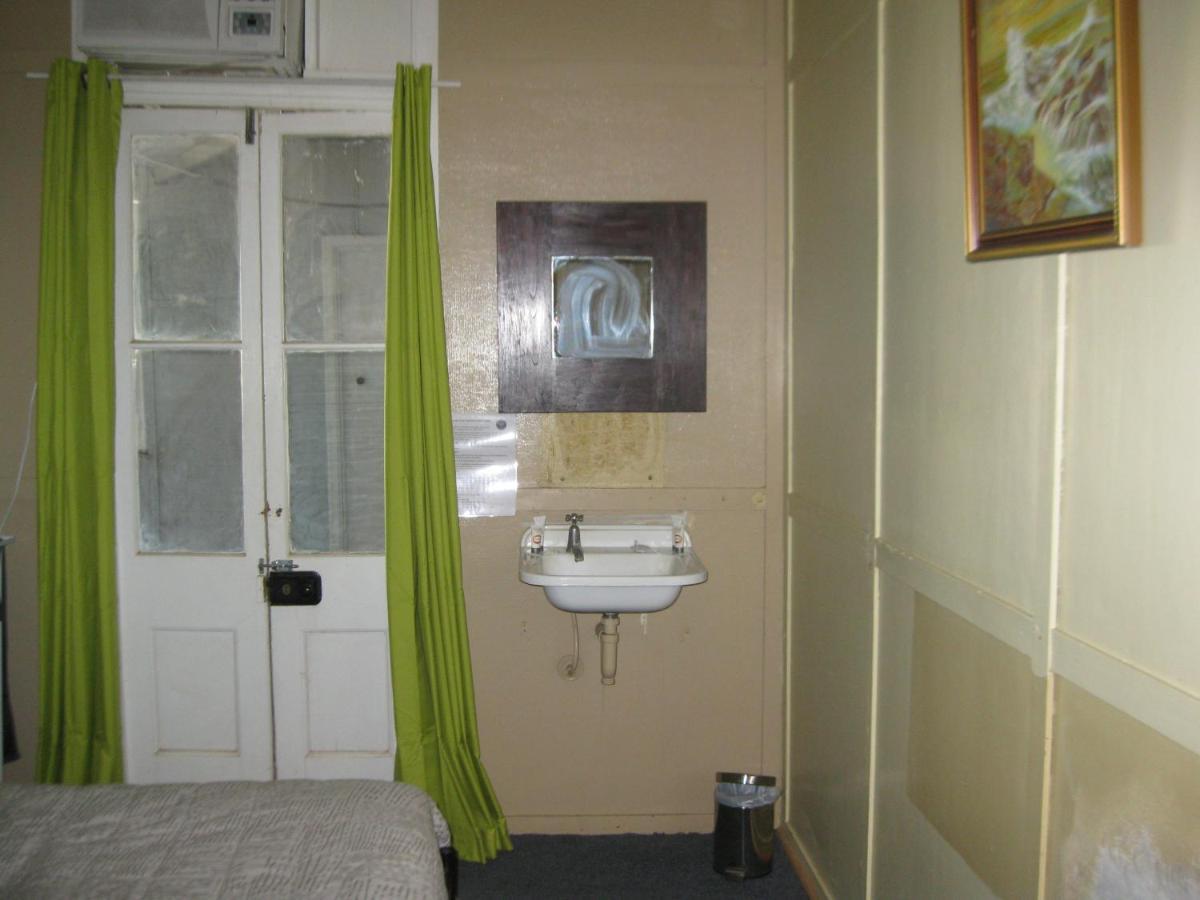 Australian Hotel Winton Budget Hotel Accommodation Экстерьер фото