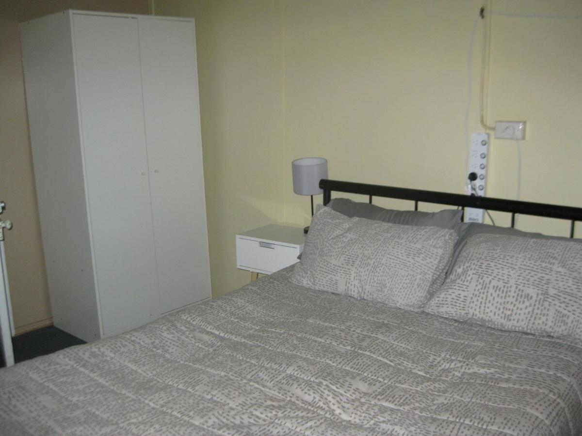 Australian Hotel Winton Budget Hotel Accommodation Экстерьер фото