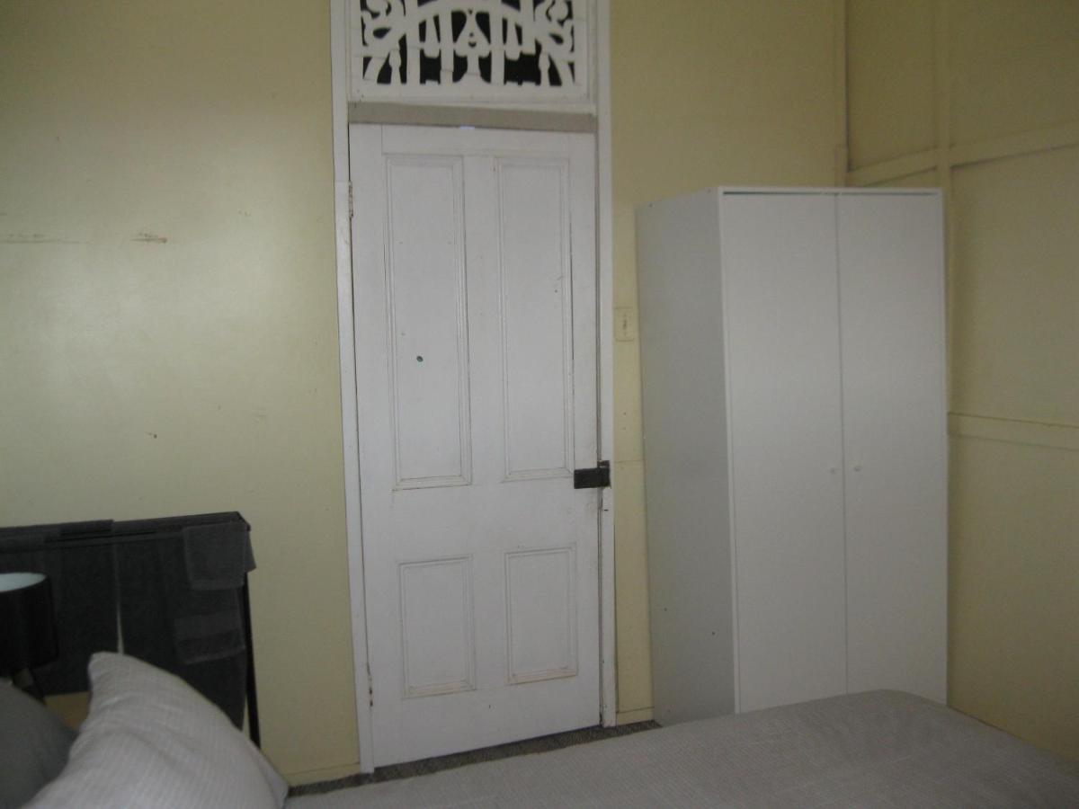 Australian Hotel Winton Budget Hotel Accommodation Экстерьер фото