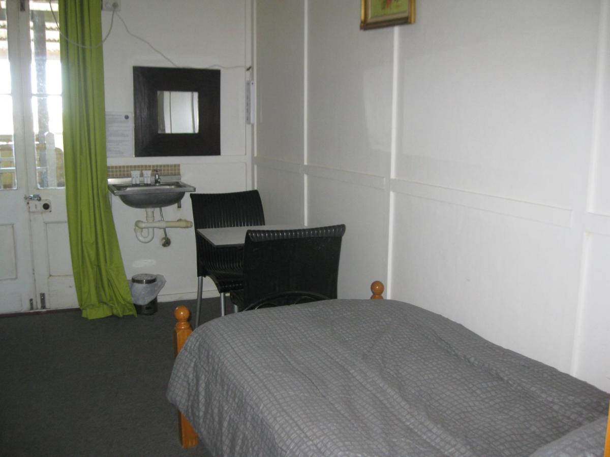 Australian Hotel Winton Budget Hotel Accommodation Экстерьер фото